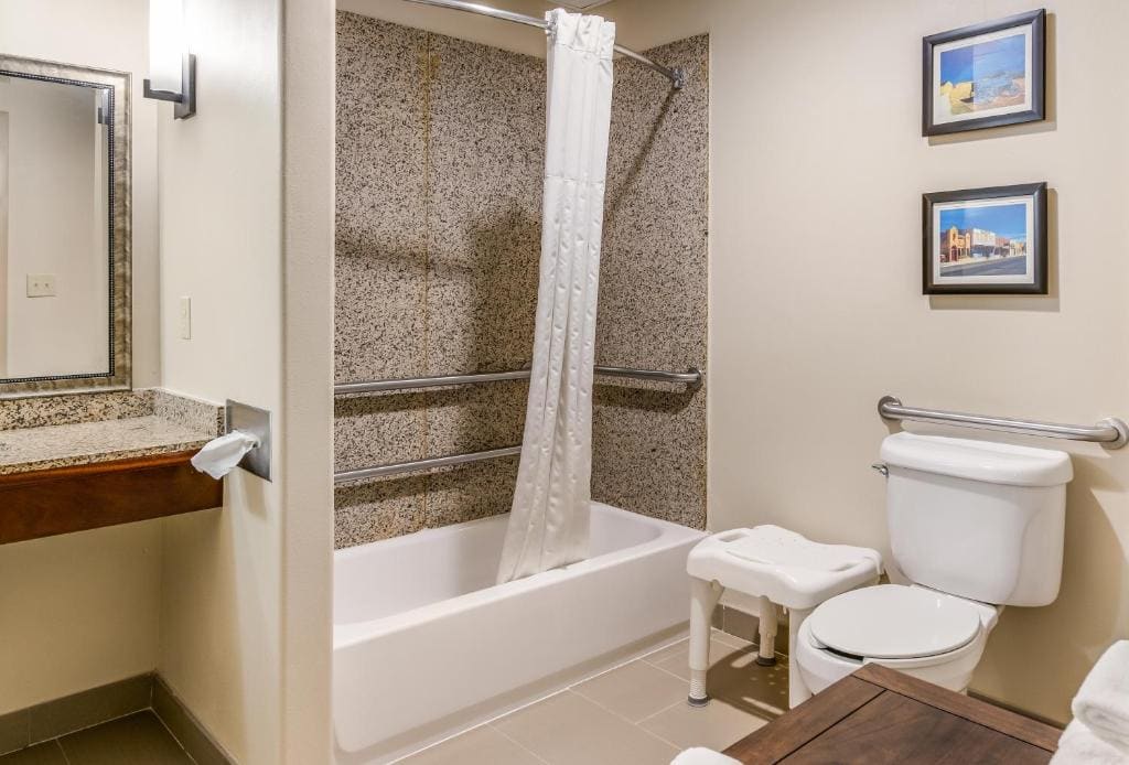 King Suite with Accessible Tub - Accessible/Non-Smoking room - Image 2