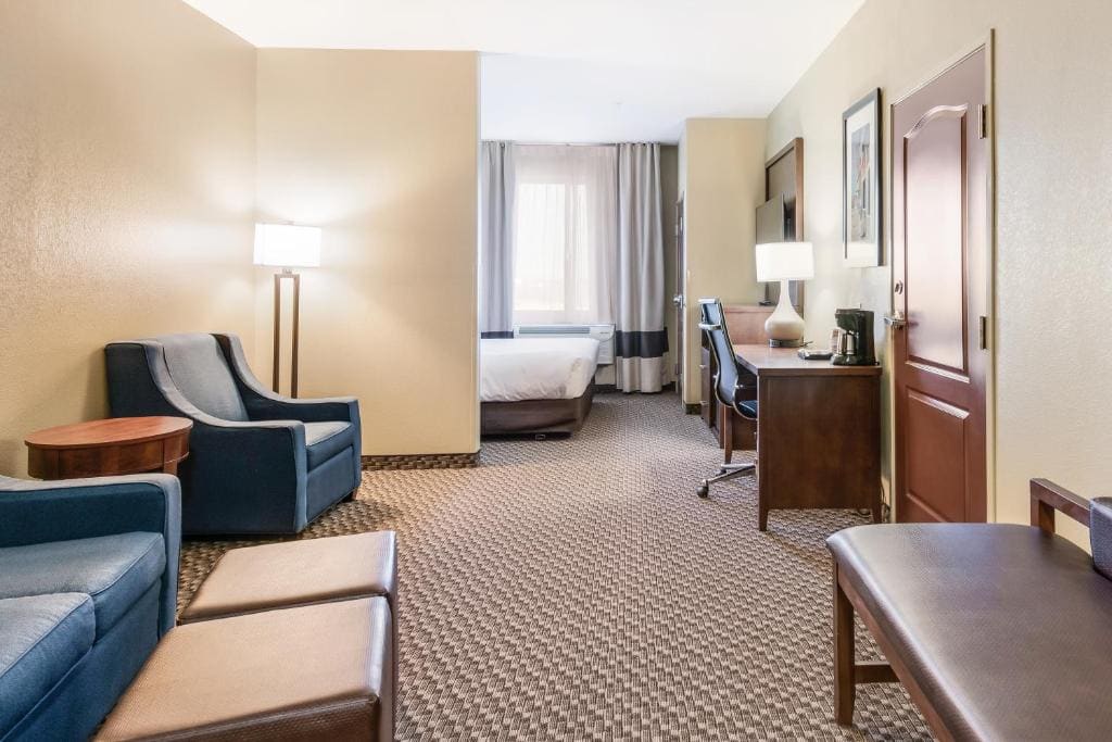King Suite with Roll-in-Shower - Accessible/Non-Smoking room - Image 2