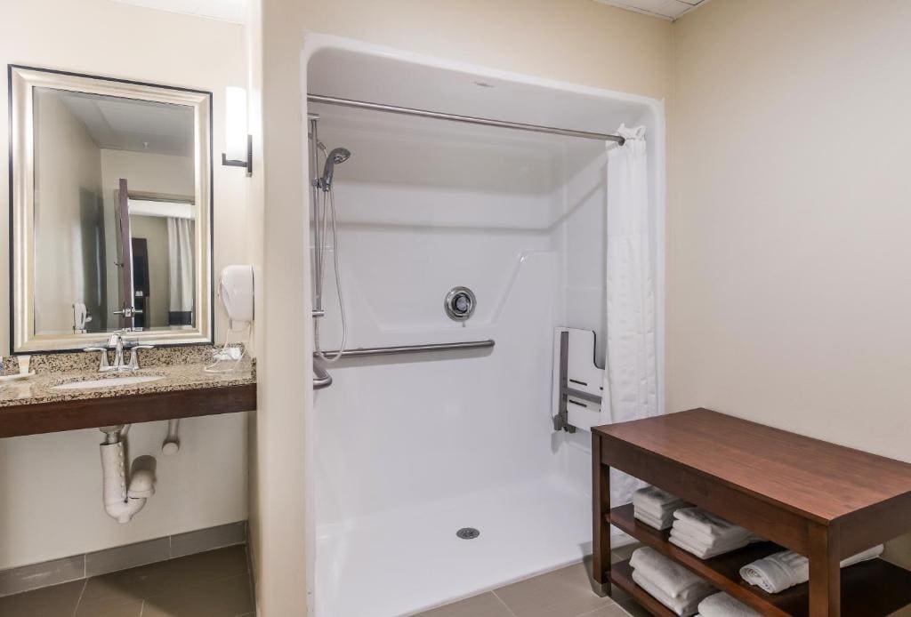 Suite with Two Queen Beds - Accessible/Non-Smoking room - Image 2