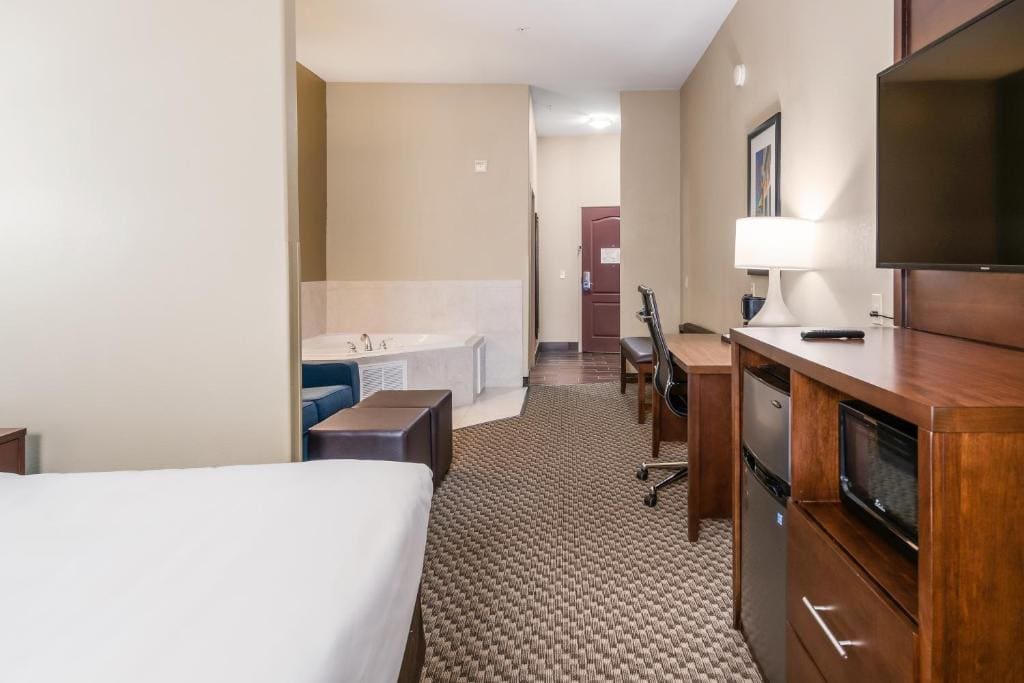 King Suite with Accessible Tub - Accessible/Non-Smoking room - Image 1