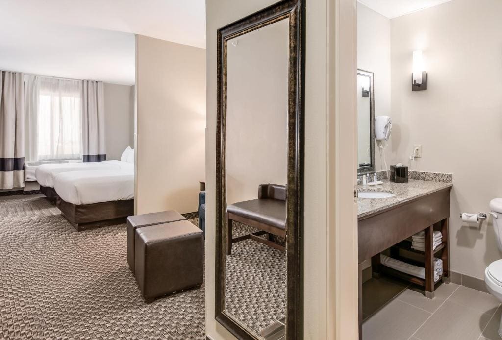 Queen Suite with Two Queen Beds - Non-Smoking room - Image 2
