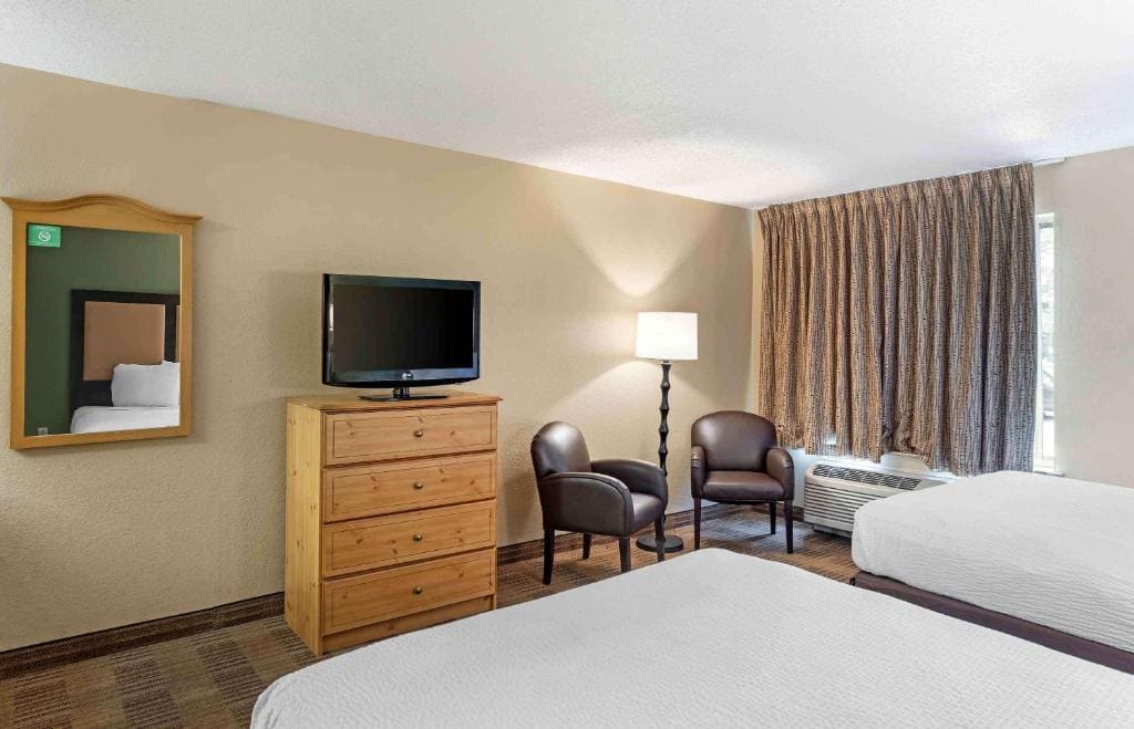 Studio with 2 Queen Beds - Non-Smoking room - Image 2