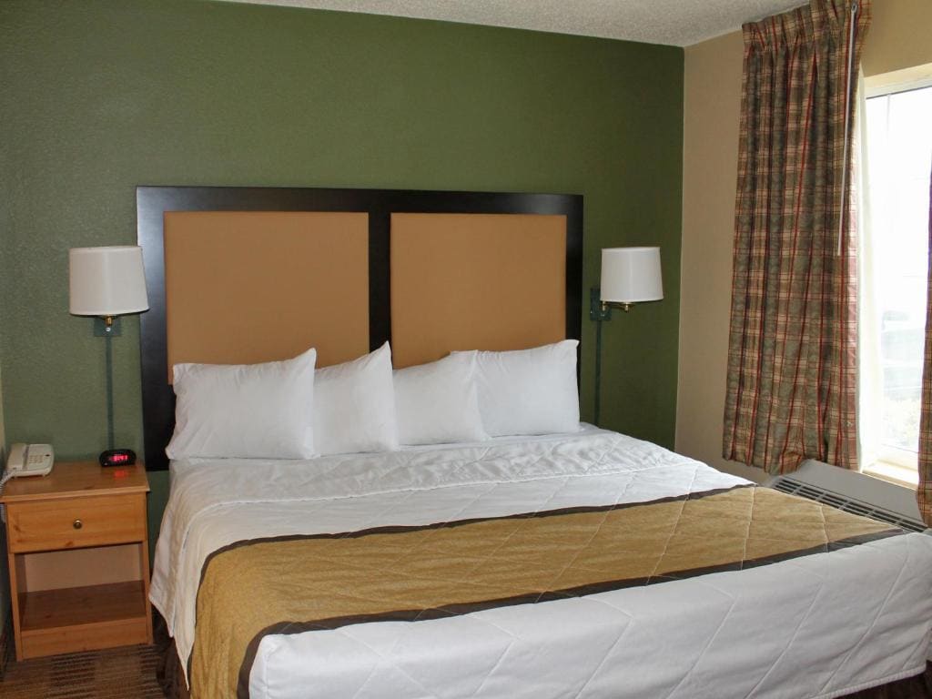 Deluxe Studio with 1 King Bed - Non-Smoking room - Image 2