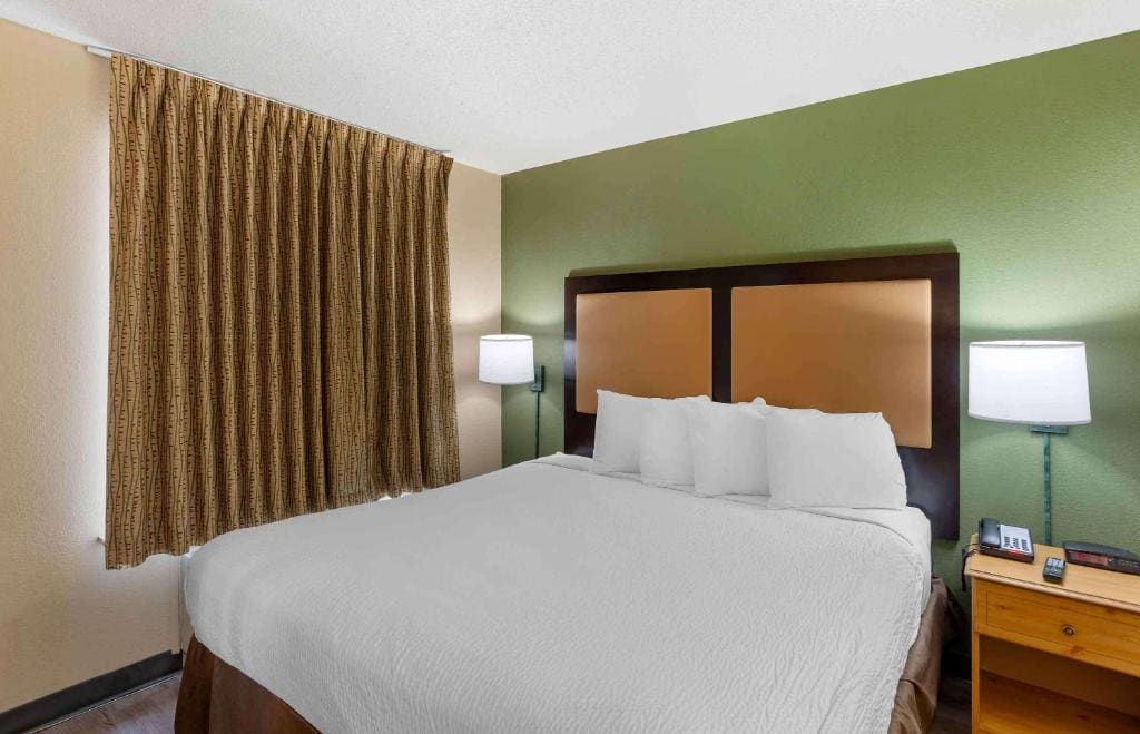 Deluxe Studio with 1 King Bed - Non-Smoking room - Image 3