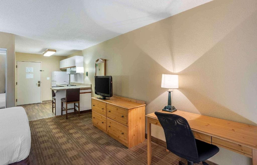 Studio with 1 King Bed - Non-Smoking room - Image 2