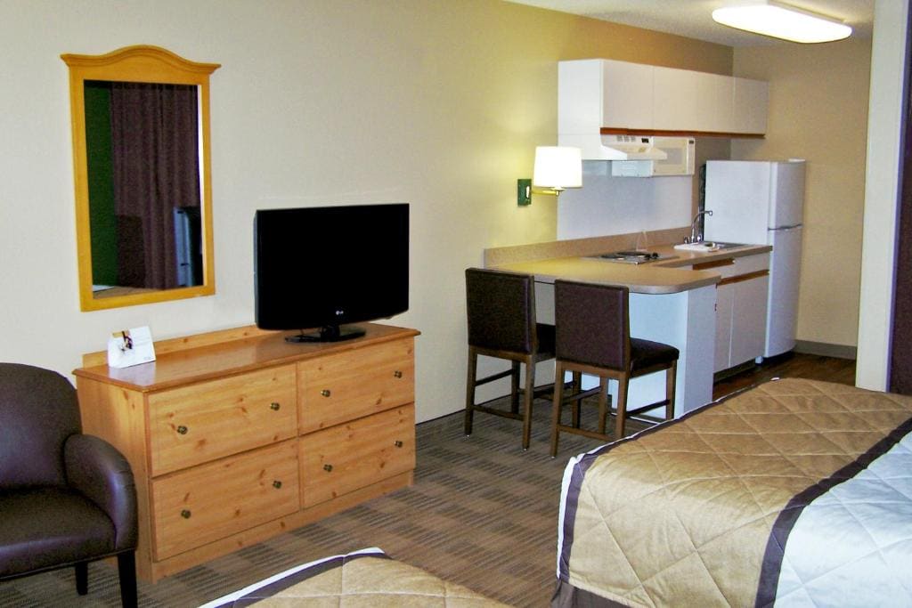 Studio with 2 Queen Beds - Non-Smoking room - Image 3
