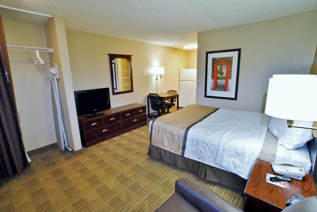 Queen studio with 1 Queen Bed - Disability Access/Non-Smoking room - Image 3