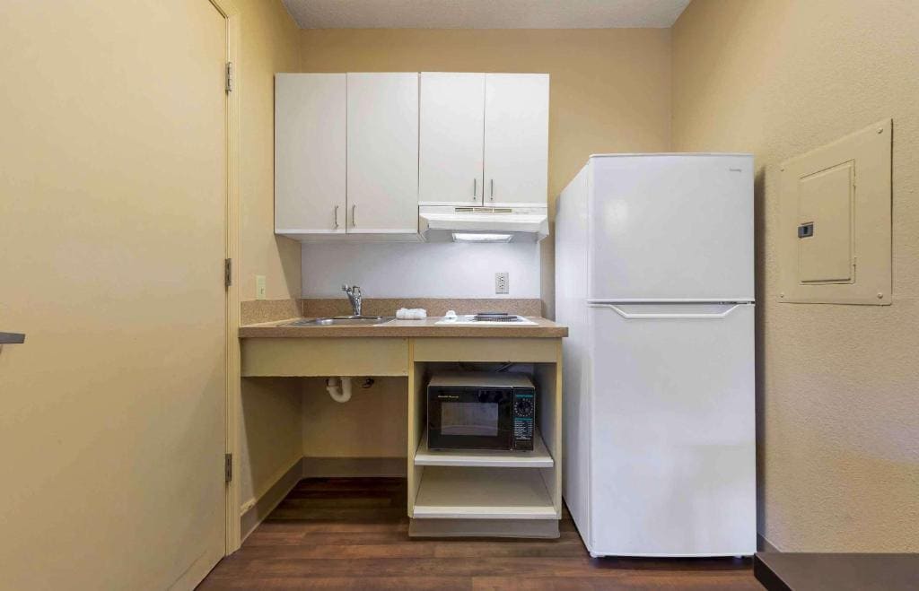 Queen studio with 1 Queen Bed - Disability Access/Non-Smoking room - Image 2