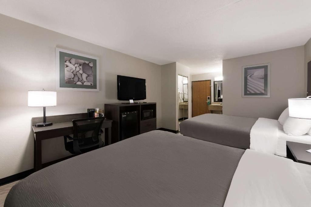 Standard Queen Room with Two Queen Beds - Non-Smoking room - Image 2