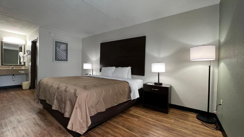 Standard King Room - Non-Smoking room - Image 2
