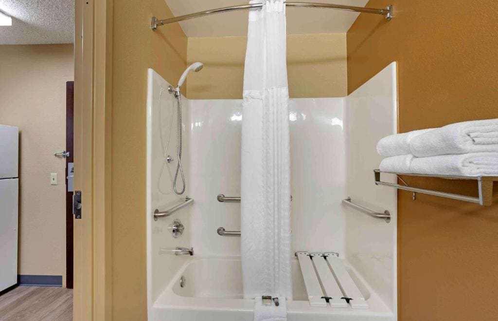Queen studio with 1 Queen Bed - Disability Access/Non-Smoking room - Image 1