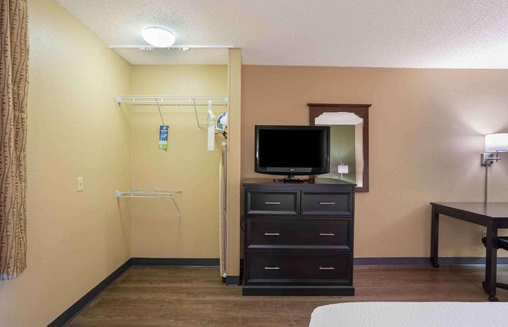 Queen studio with 1 Queen Bed - Disability Access/Non-Smoking room - Image 3