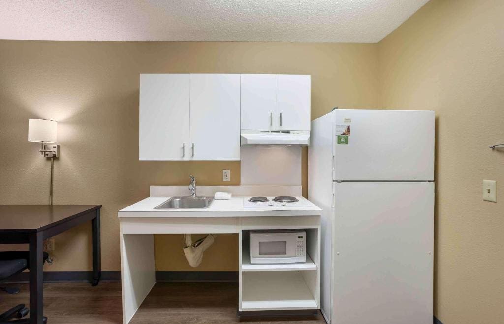 Queen studio with 1 Queen Bed - Disability Access/Non-Smoking room - Image 2