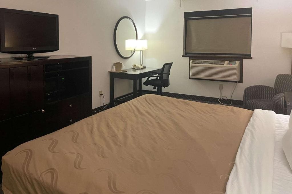 Standard King Room - Non-Smoking room - Image 3