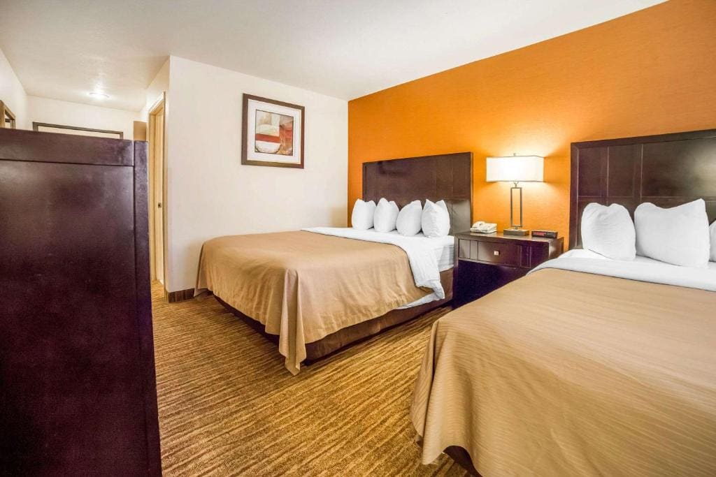 Queen Room with Two Queen Beds - Non-Smoking room - Image 3