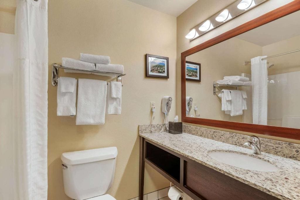 Queen Room with Two Queen Beds - Non-Smoking room - Image 3