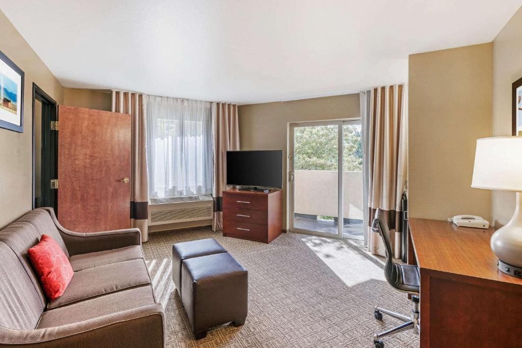 King Suite - Non-Smoking room - Image 3