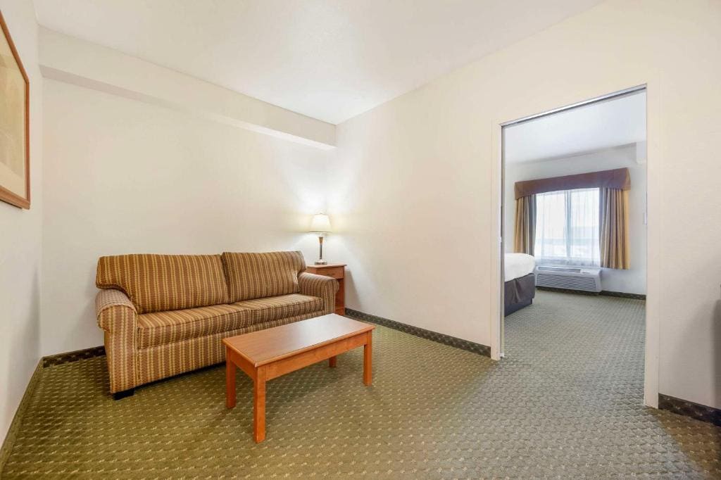 King Suite - Non-Smoking room - Image 3
