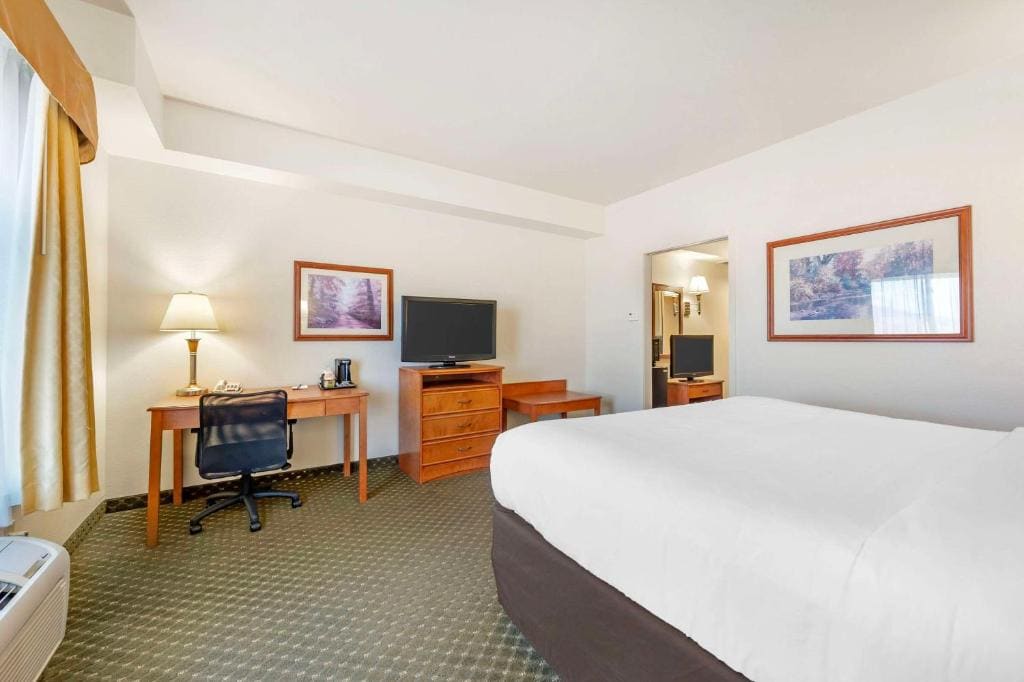 King Suite - Non-Smoking room - Image 2