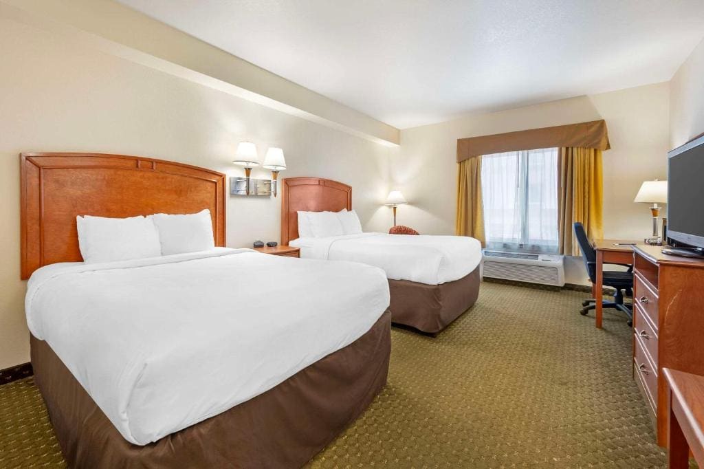 Queen Room with Two Queen Beds - Non-Smoking room - Image 1