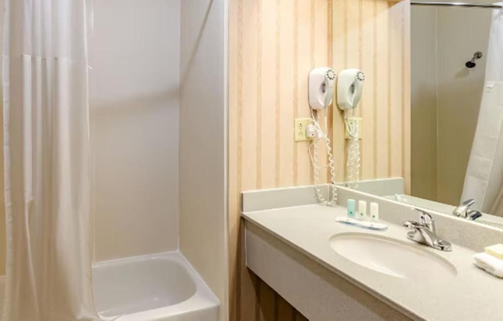 Queen Room with Two Queen Beds - Non-Smoking room - Image 3