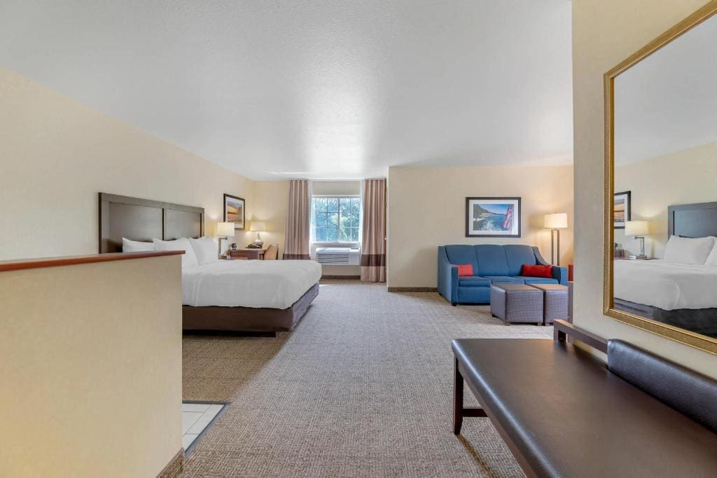 King Suite - Non-Smoking room - Image 2
