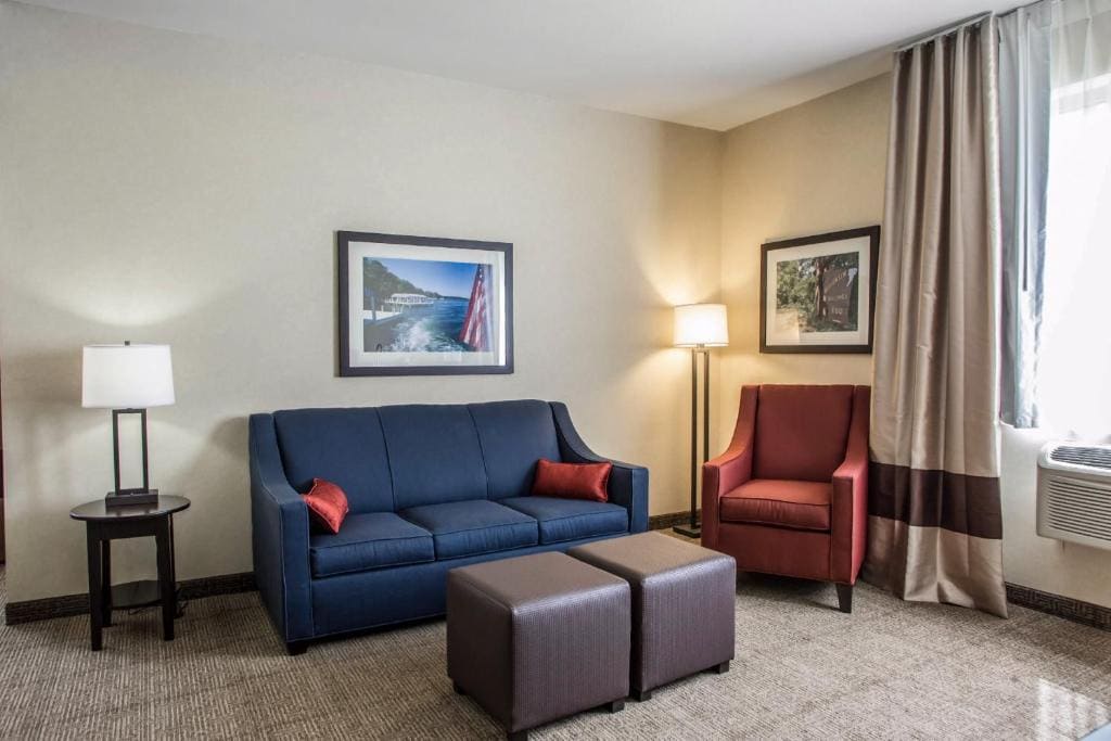 King Suite with Sofa Bed - Non-Smoking room - Image 3