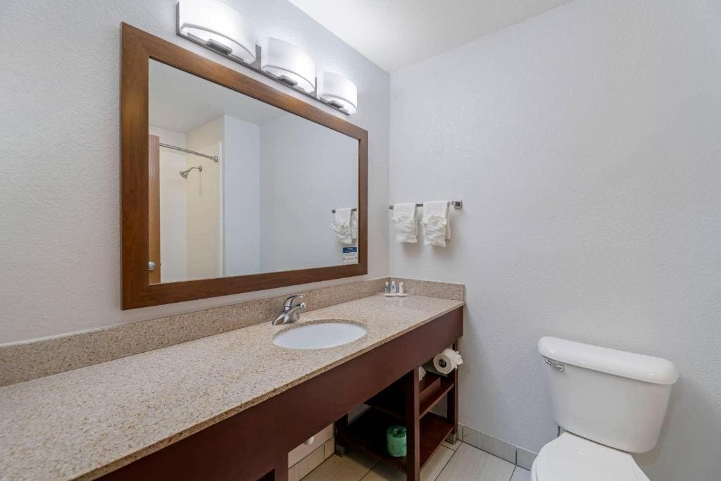 Queen Suite with Two Queen Beds - Non-Smoking room - Image 1