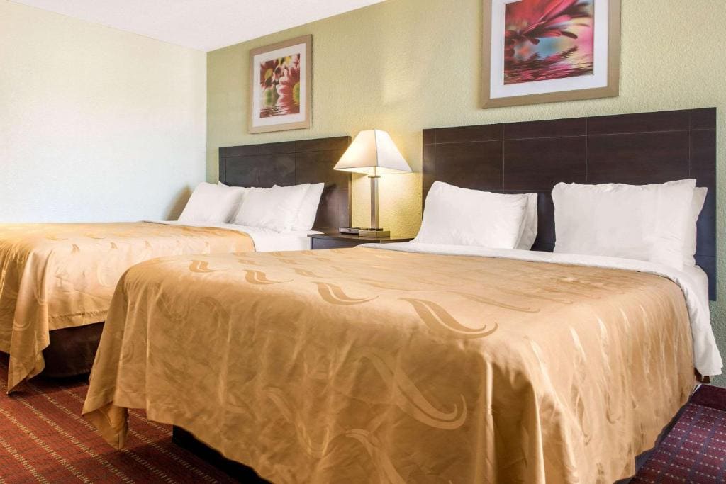 Queen Room with Two Queen Beds - Non-Smoking room - Image 3
