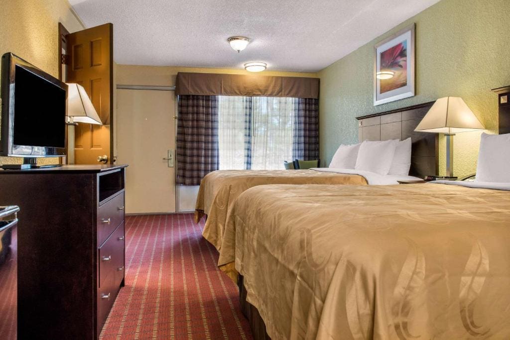 Queen Room with Two Queen Beds - Non-Smoking room - Image 1