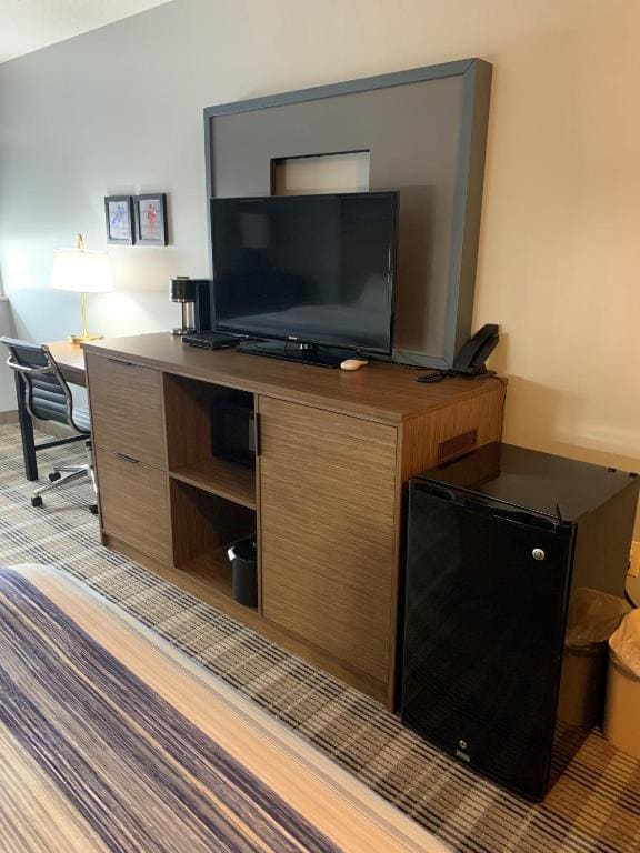 Queen Room with Two Queen Beds, Mobility Access and Bathtub with Grab Bars, Non-Smoking room - Image 2
