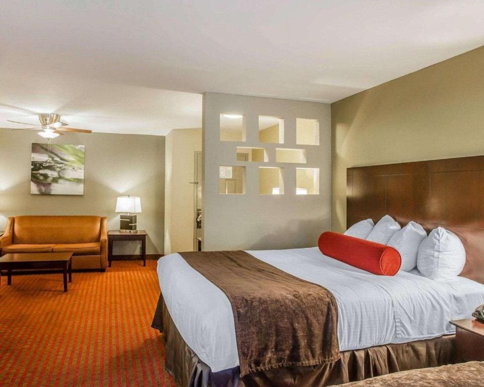 Queen Suite with Two Queen Beds - Non-Smoking room - Image 1