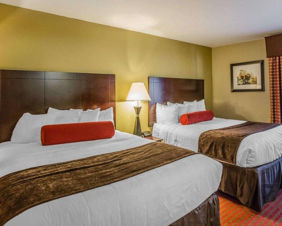 Queen Suite with Two Queen Beds - Non-Smoking room - Image 2