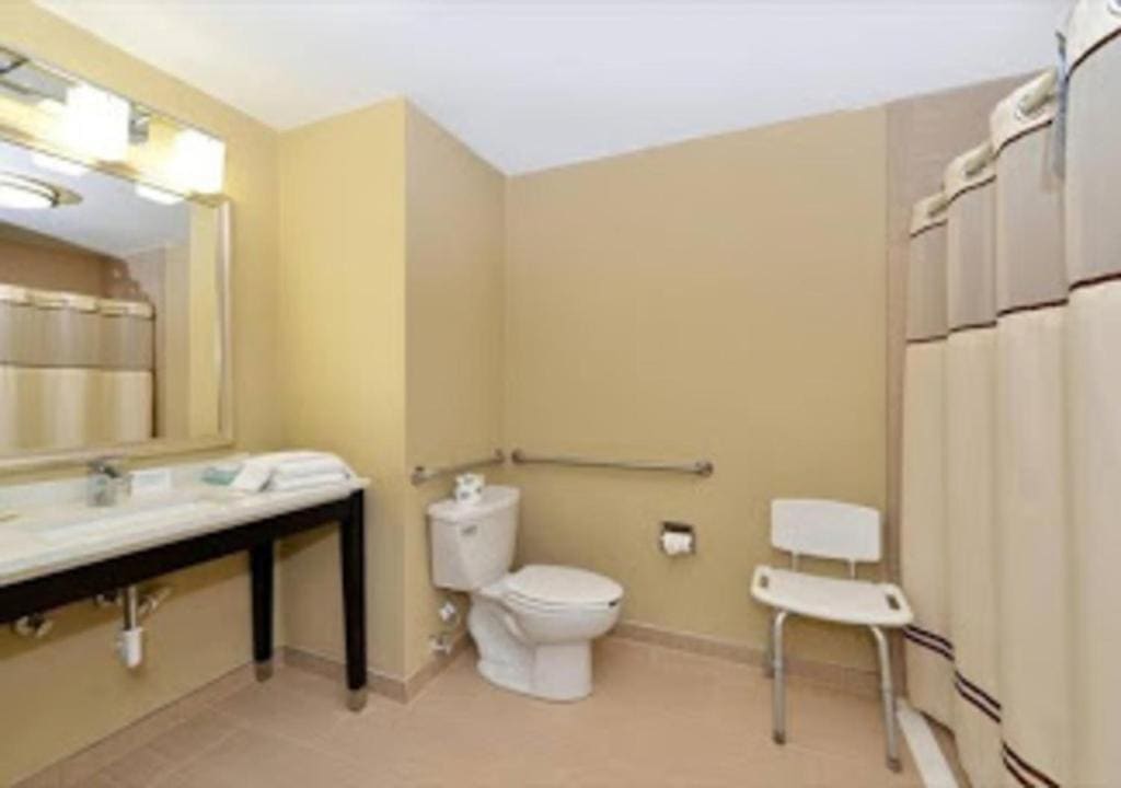 King Suite First Floor - Accessible/Non-Smoking room - Image 3