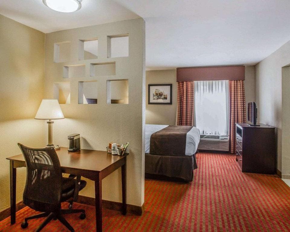 King Suite - Accessible/Non-Smoking room - Image 2