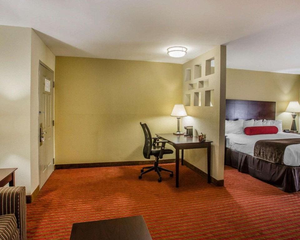 King Suite - Accessible/Non-Smoking room - Image 3
