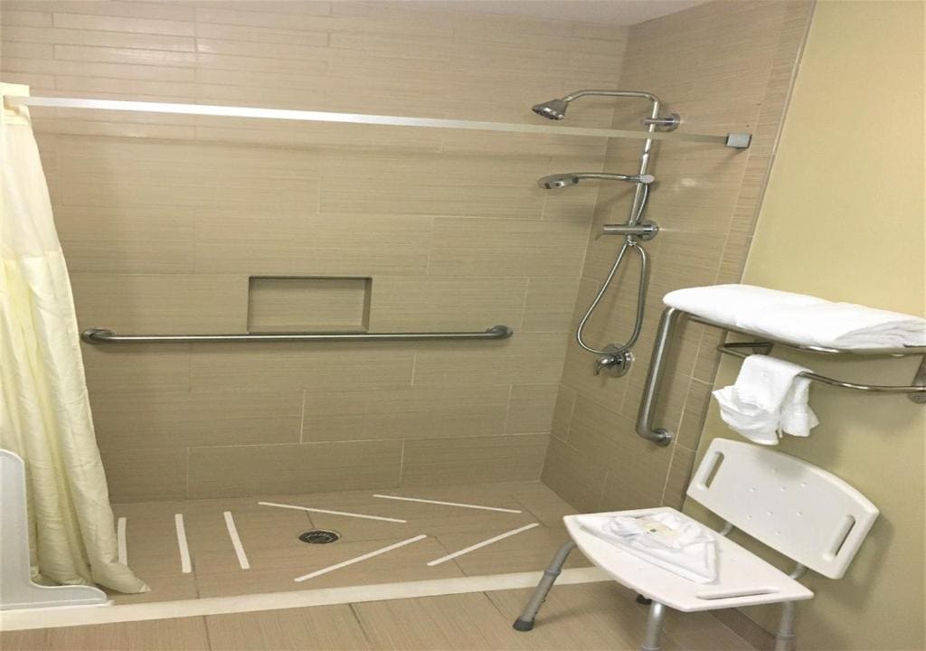 King Suite First Floor - Accessible/Non-Smoking room - Image 2