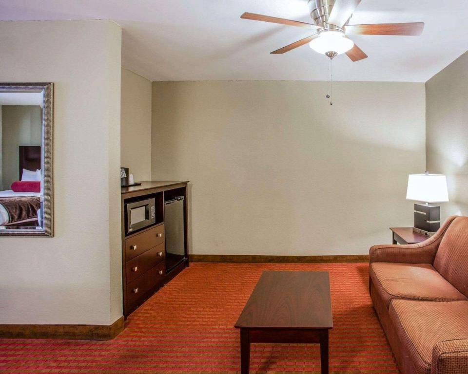 Queen Suite with Two Queen Beds - Non-Smoking room - Image 3