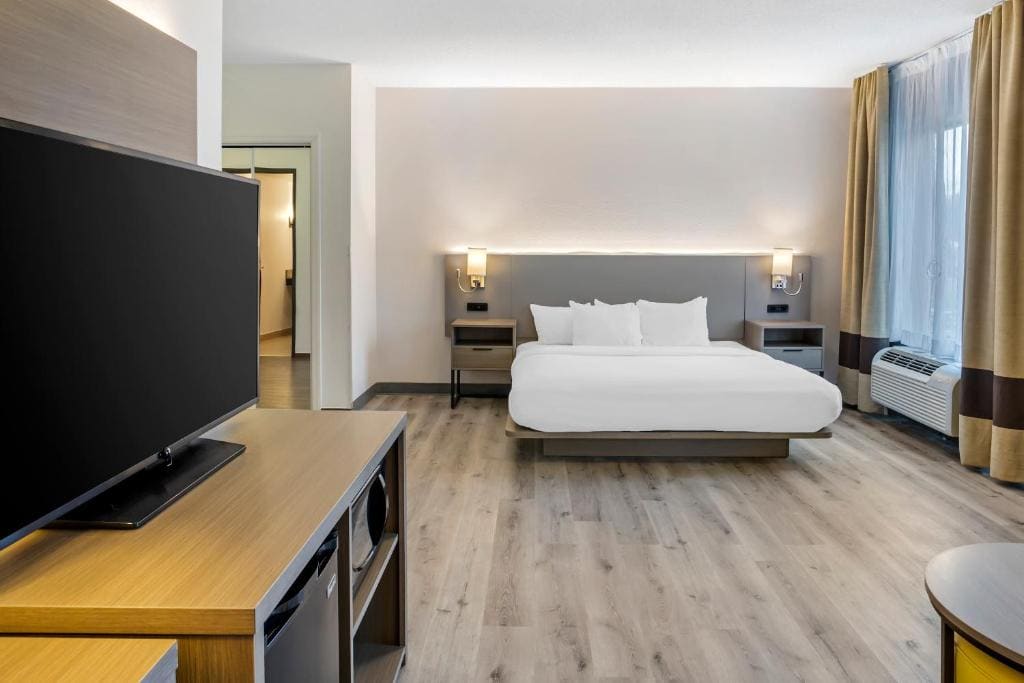 King Suite - Accessible/Non-Smoking room - Image 1