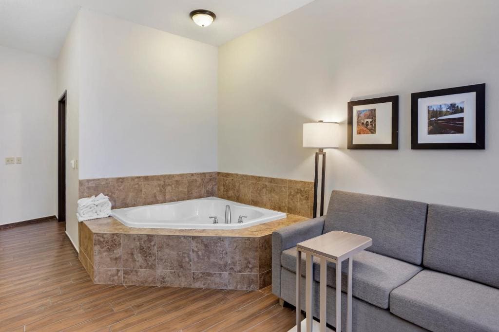 King Suite with Sofa Bed - Non-Smoking room - Image 1