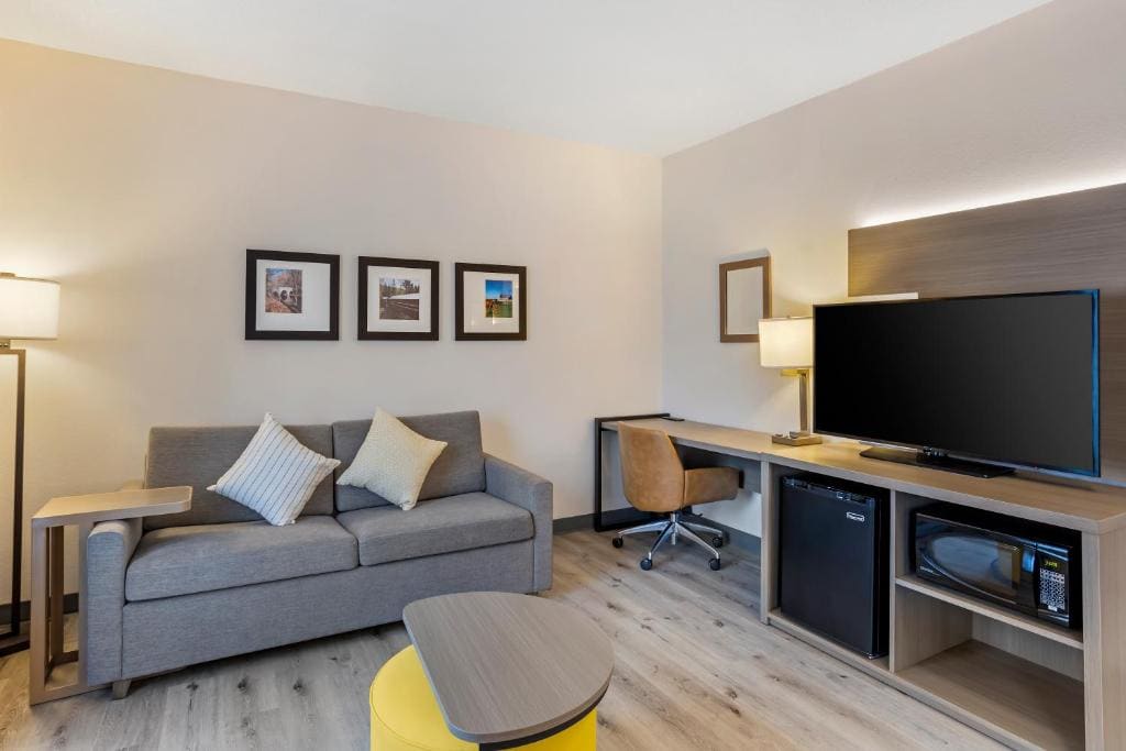 King Suite - Accessible/Non-Smoking room - Image 2