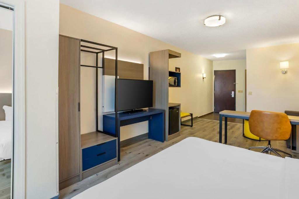 King Suite - Non-Smoking room - Image 2