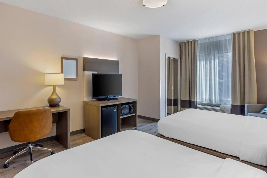 Queen Room with Two Queen Beds - Non-Smoking room - Image 2