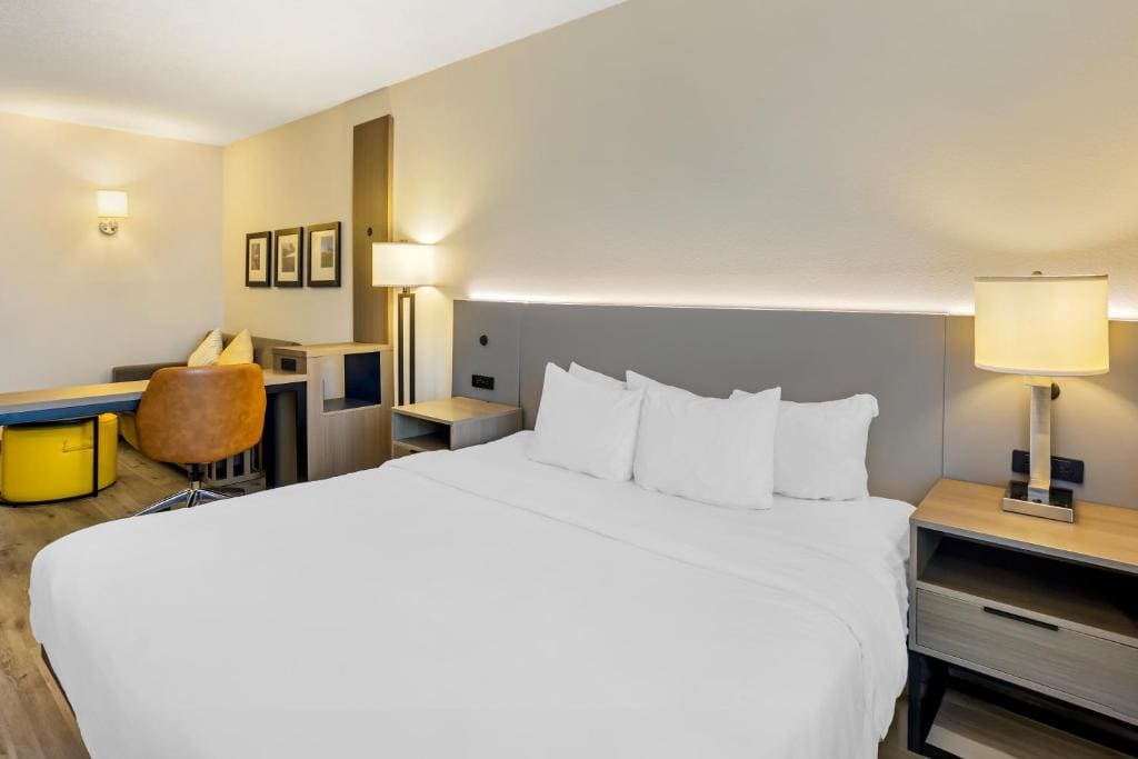 King Suite - Non-Smoking room - Image 1
