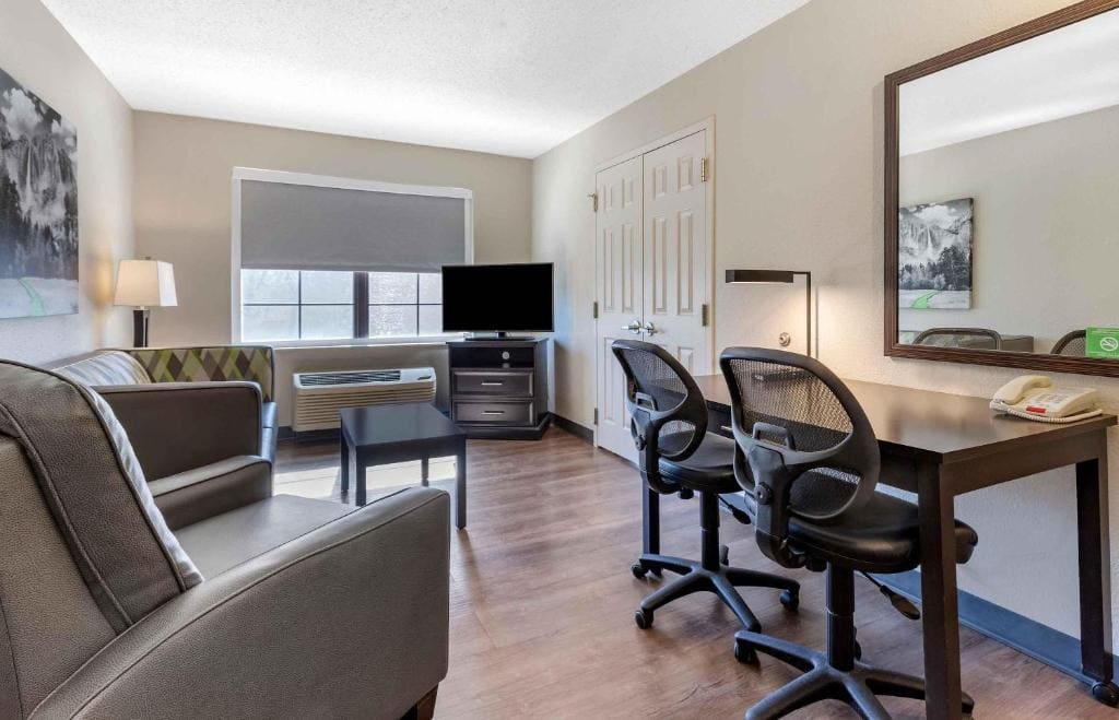 One Bedroom Suite - Non-Smoking room - Image 3