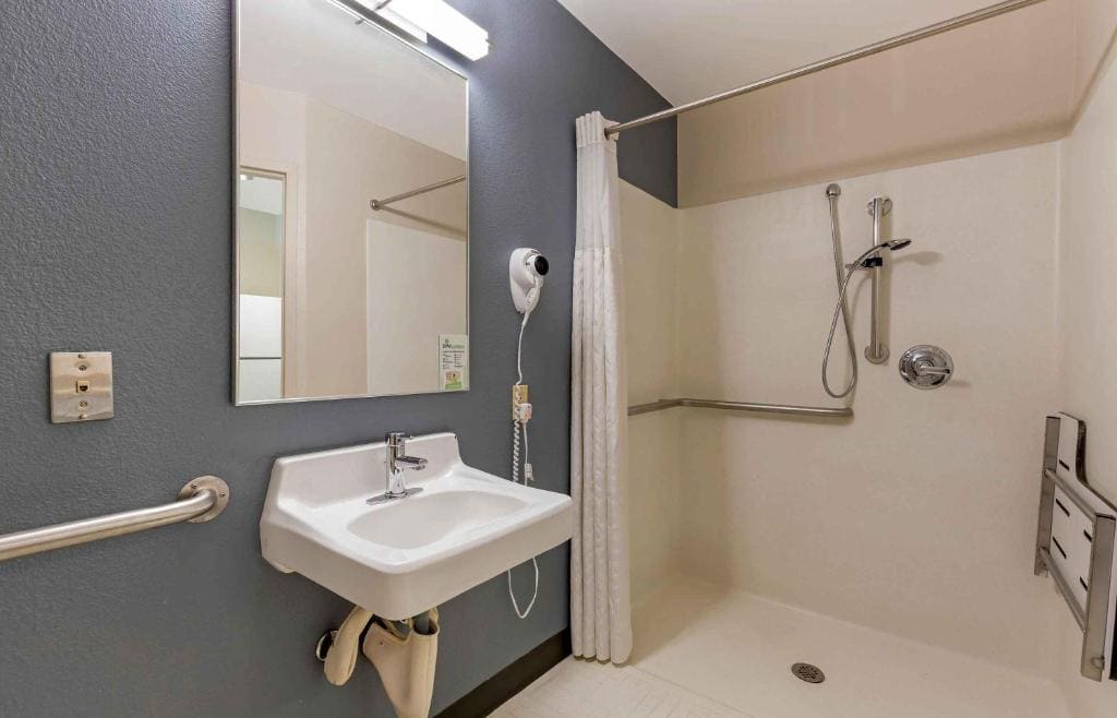 Queen studio with 1 Queen Bed - Disability Access/Non-Smoking room - Image 1