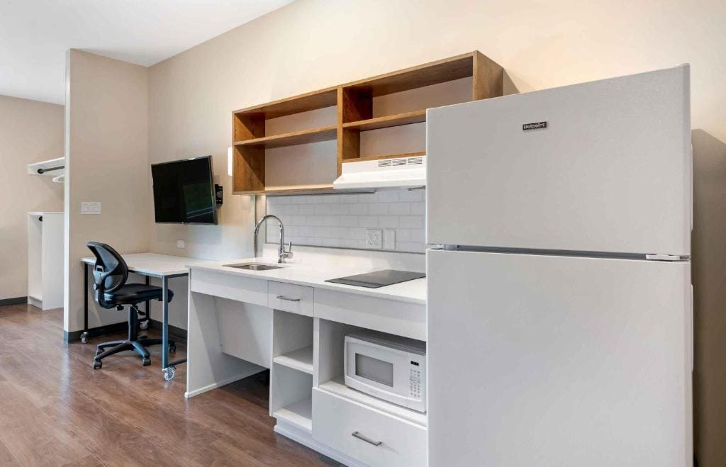 Queen studio with 1 Queen Bed - Disability Access/Non-Smoking room - Image 3