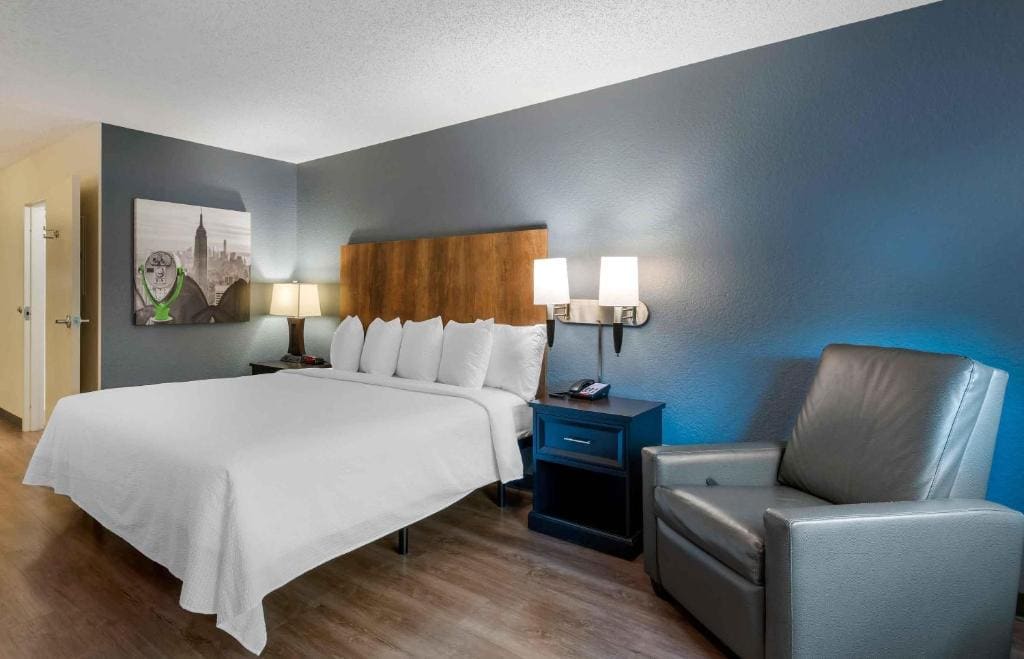 Studio with 1 King Bed - Non-Smoking room - Image 2