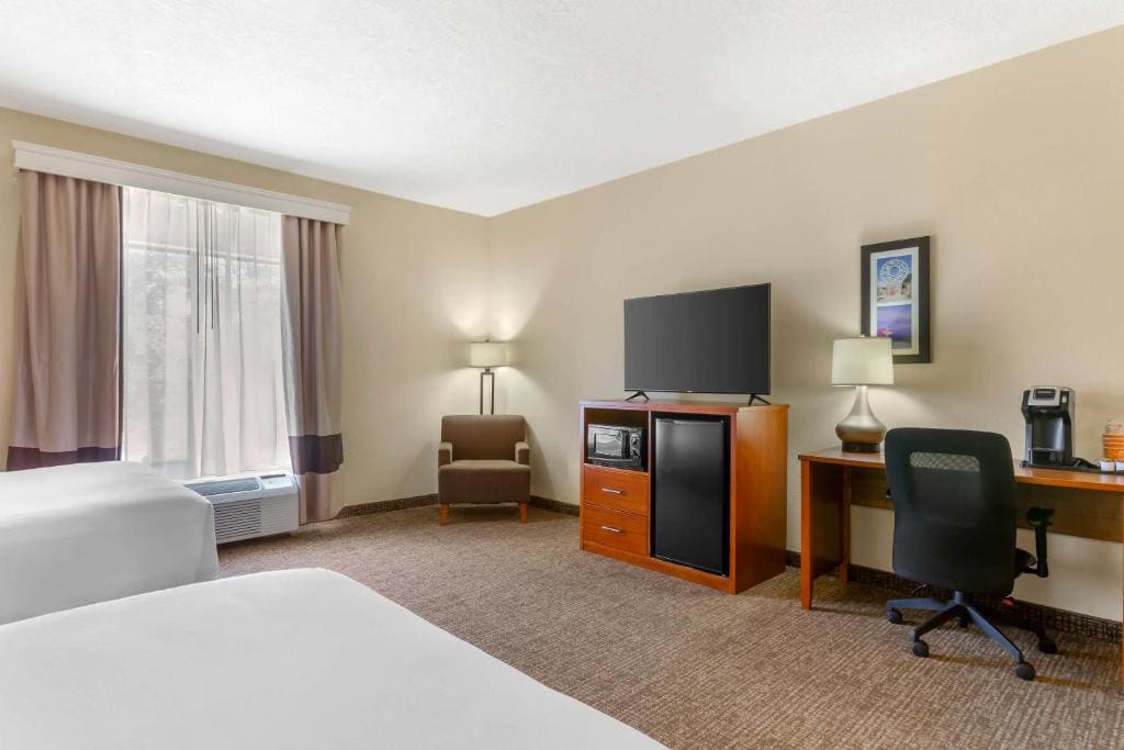 Queen Room with Two Queen Beds - Non-Smoking room - Image 2