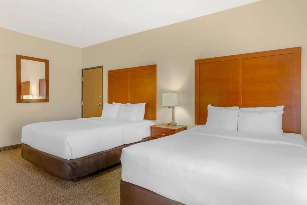 Queen Room with Two Queen Beds - Non-Smoking room - Image 1